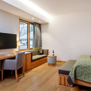 Zimmer mit Kingsize-Bett für Gäste mit Behinderungen